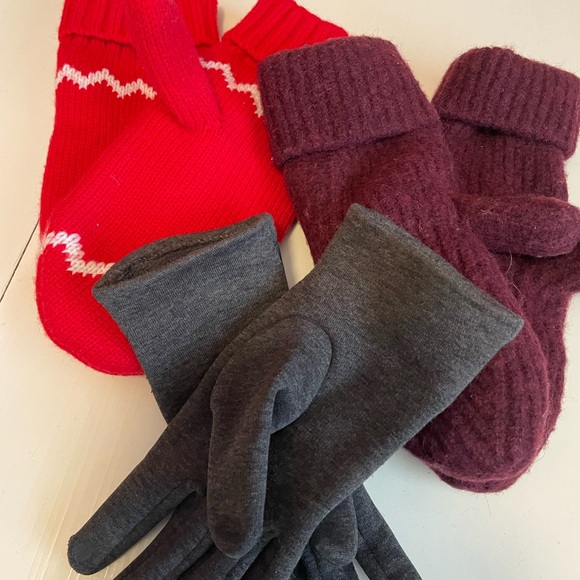 Assorted ladies mittens/ gloves - Picture 2 of 2